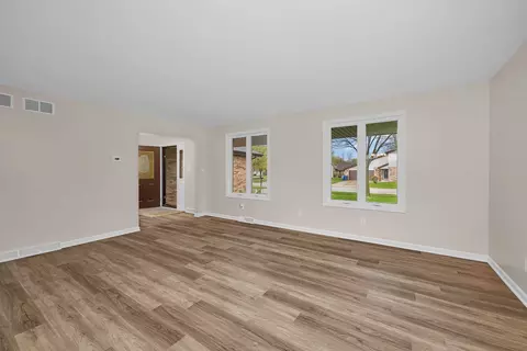 Living - 2380 Chestnut Ln, Morris, IL 60450 photo 2 of 6
