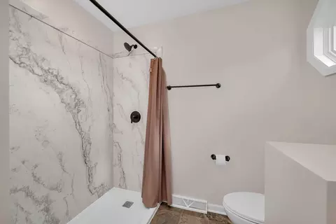 Bath - 2380 Chestnut Ln, Morris, IL 60450 photo 3 of 4