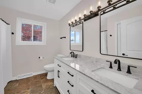 Bath - 2380 Chestnut Ln, Morris, IL 60450 photo 4 of 4