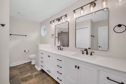 Bath - 2380 Chestnut Ln, Morris, IL 60450 photo 2 of 4