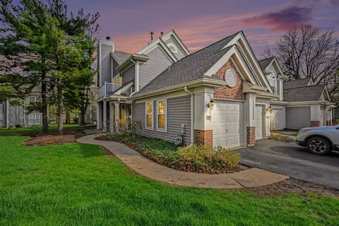 850 Spring Creek Ct, Elk Grove Village, IL 60007