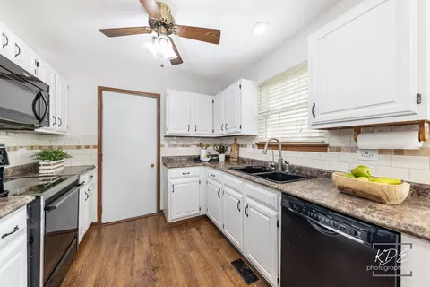 Kitchen - 21210 Silktree Cir, Plainfield, IL 60544 photo 1 of 3