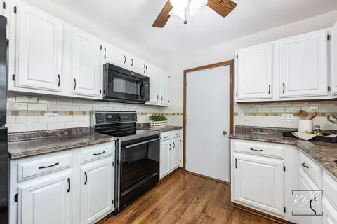 Kitchen - 21210 Silktree Cir, Plainfield, IL 60544 photo 2 of 3