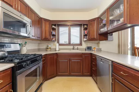 Kitchen - 2021 Alschuler Dr, Aurora, IL 60506 photo 1 of 5