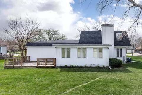 Exterior - 2021 Alschuler Dr, Aurora, IL 60506 photo 5 of 8