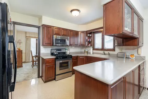 Kitchen - 2021 Alschuler Dr, Aurora, IL 60506 photo 4 of 5