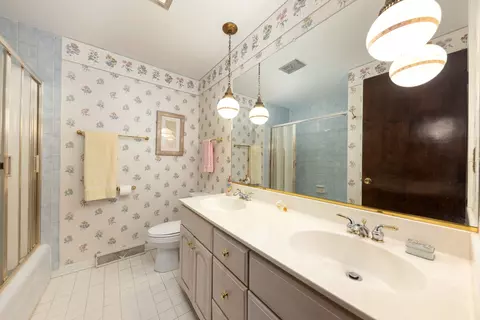 Bath - 2021 Alschuler Dr, Aurora, IL 60506 photo 4 of 4