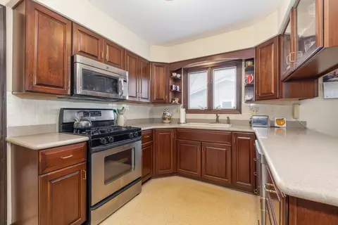Kitchen - 2021 Alschuler Dr, Aurora, IL 60506 photo 2 of 5