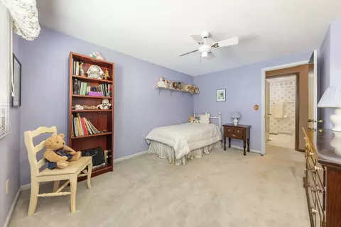 Bedroom - 2021 Alschuler Dr, Aurora, IL 60506 photo 4 of 5
