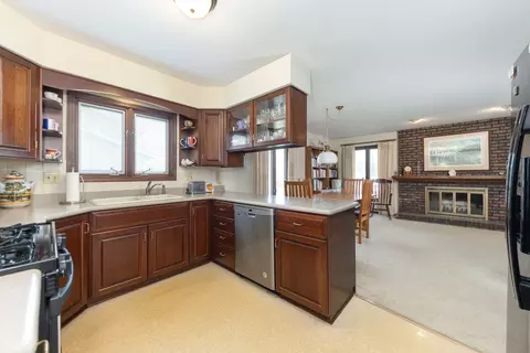 Kitchen - 2021 Alschuler Dr, Aurora, IL 60506 photo 5 of 5