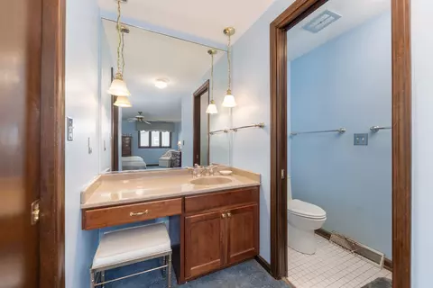 Bath - 2021 Alschuler Dr, Aurora, IL 60506 photo 1 of 4