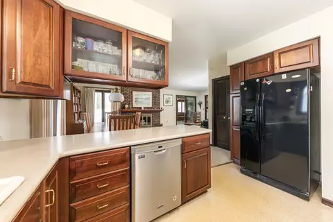 Kitchen - 2021 Alschuler Dr, Aurora, IL 60506 photo 3 of 5