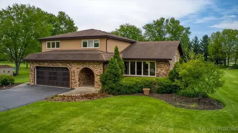 36 W345 Barton Dr, Saint Charles, IL 60175