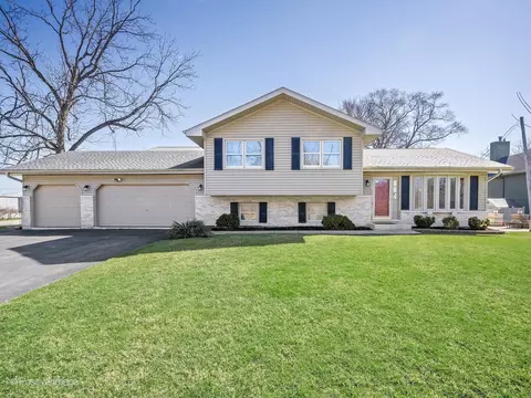 27 W015 Manchester Rd, Winfield, IL 60190