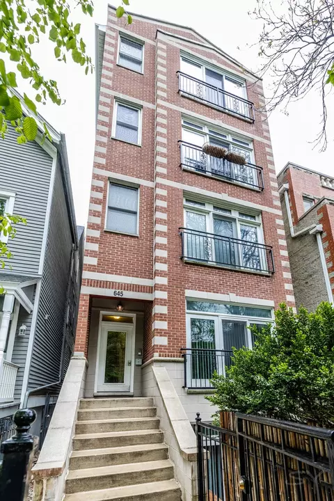 645 W Briar Pl #1, Chicago, IL 60657
