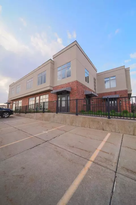 4935 Utica Ridge Rd #220, Davenport, IA 52807