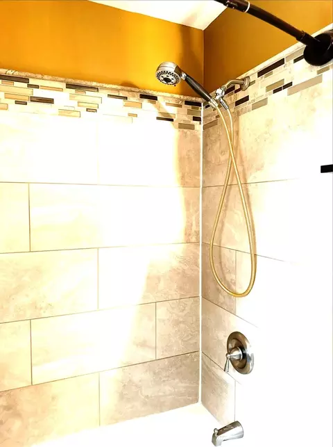Bath - 121 N Marion Ave, Bartlett, IL 60103 photo 2 of 8