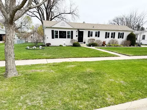 Exterior - 121 N Marion Ave, Bartlett, IL 60103 photo 2 of 6