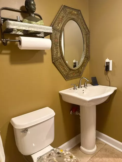 Bath - 121 N Marion Ave, Bartlett, IL 60103 photo 7 of 8