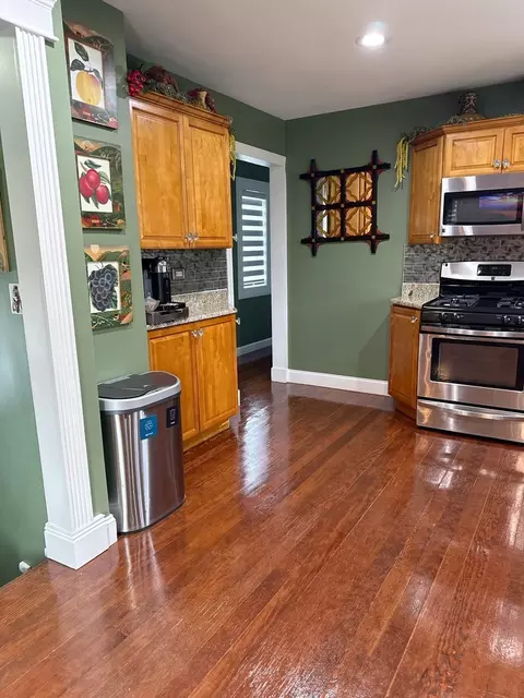 Kitchen - 121 N Marion Ave, Bartlett, IL 60103 photo 2 of 5