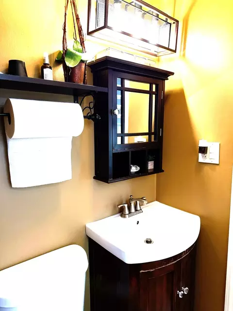 Bath - 121 N Marion Ave, Bartlett, IL 60103 photo 1 of 8