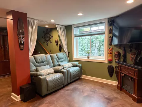 Living - 121 N Marion Ave, Bartlett, IL 60103 photo 6 of 9