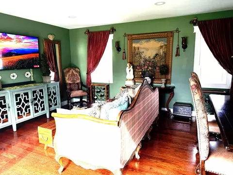 Living - 121 N Marion Ave, Bartlett, IL 60103 photo 2 of 9