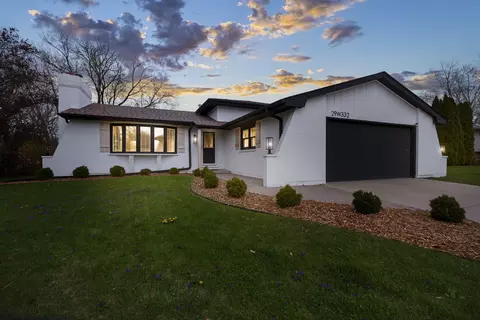 29 W332 Mark Dr, Naperville, IL 60564