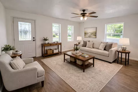 Living - 750 W 3rd St, Flora, IL 62839 photo 2 of 5