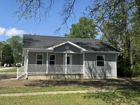 750 W 3rd St, Flora, IL 62839