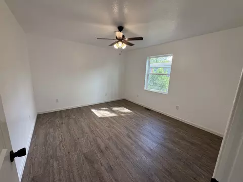 Bedroom - 750 W 3rd St, Flora, IL 62839 photo 5 of 8