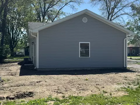 Exterior - 750 W 3rd St, Flora, IL 62839 photo 4 of 6