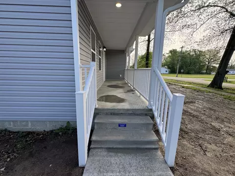 Exterior - 750 W 3rd St, Flora, IL 62839 photo 2 of 6