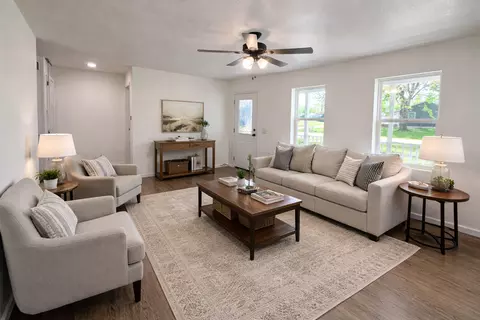 Living - 750 W 3rd St, Flora, IL 62839 photo 4 of 5