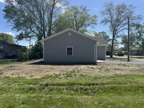 Exterior - 750 W 3rd St, Flora, IL 62839 photo 5 of 6