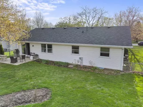 Exterior - 815 Carriage Dr, Algonquin, IL 60102 photo 3 of 6