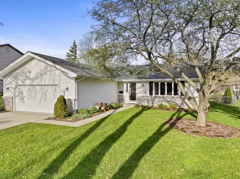 Exterior - 815 Carriage Dr, Algonquin, IL 60102 photo 2 of 6