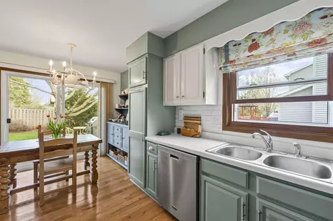 Kitchen - 815 Carriage Dr, Algonquin, IL 60102 photo 2 of 3