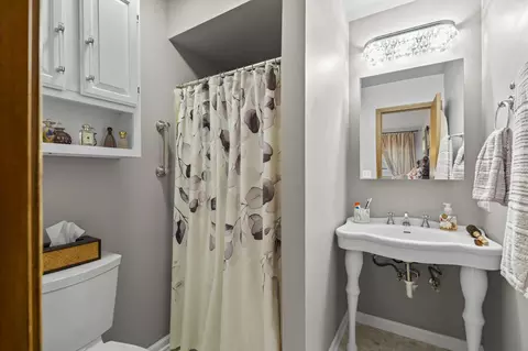 Bath - 815 Carriage Dr, Algonquin, IL 60102 photo 1 of 3