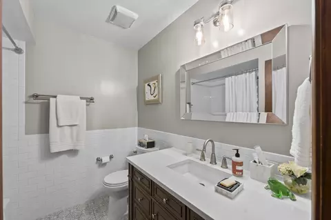 Bath - 815 Carriage Dr, Algonquin, IL 60102 photo 2 of 3