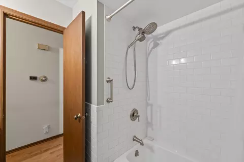 Bath - 815 Carriage Dr, Algonquin, IL 60102 photo 3 of 3