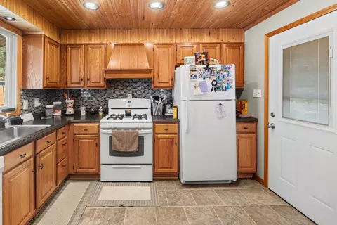 Kitchen - 1140 Race Track Rd, Centralia, IL 62801 photo 3 of 4