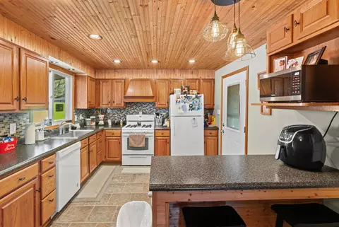 Kitchen - 1140 Race Track Rd, Centralia, IL 62801 photo 4 of 4