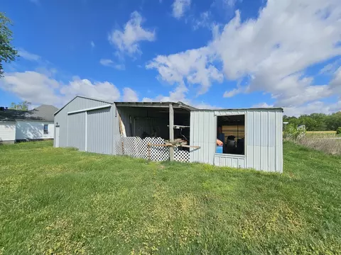 Exterior - 607 Filbert St, Odin, IL 62870 photo 5 of 9