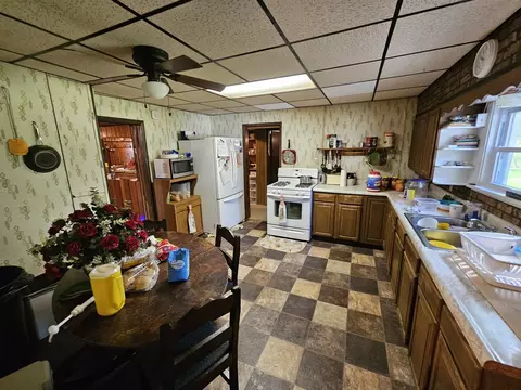 Kitchen - 607 Filbert St, Odin, IL 62870 photo 2 of 2