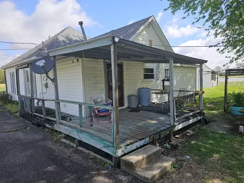 Exterior - 607 Filbert St, Odin, IL 62870 photo 2 of 9