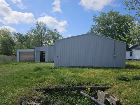 Exterior - 607 Filbert St, Odin, IL 62870 photo 6 of 9
