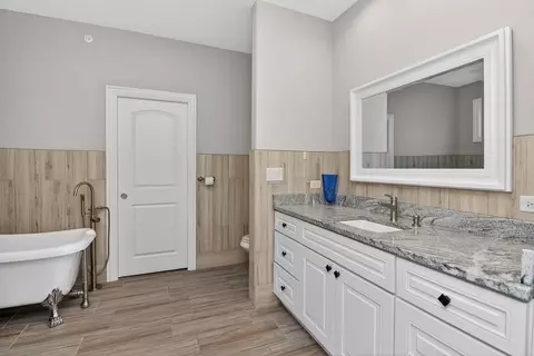 Bath - 669 E Byron Ave, Addison, IL 60101 photo 1 of 5