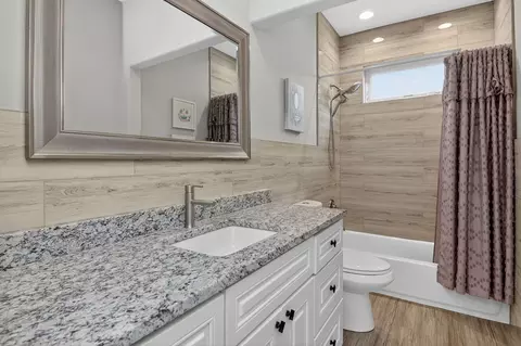 Bath - 669 E Byron Ave, Addison, IL 60101 photo 4 of 5