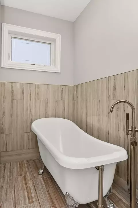 Bath - 669 E Byron Ave, Addison, IL 60101 photo 2 of 5